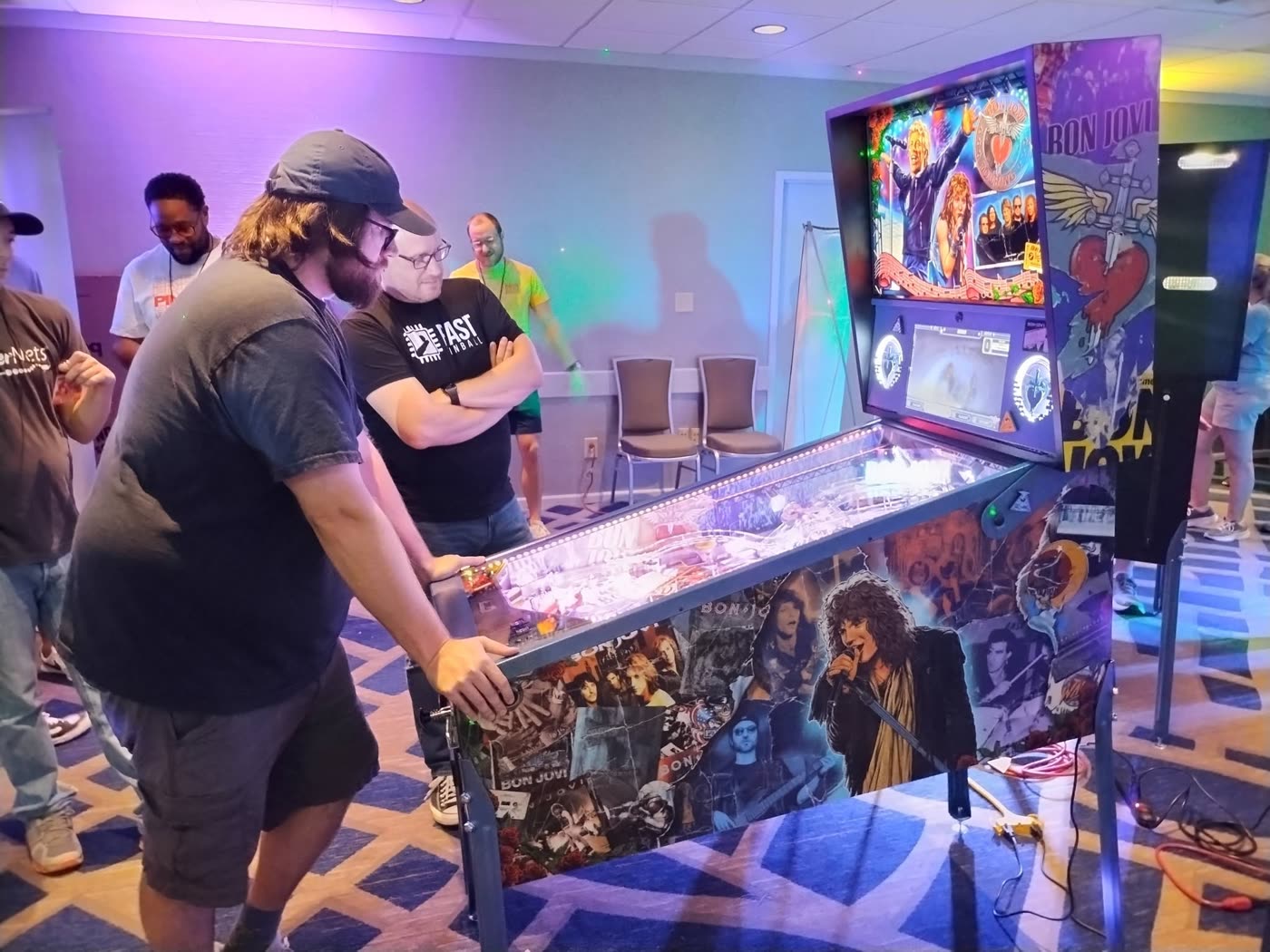 Ambiente general de la zona de juego con varias máquinas iluminadas