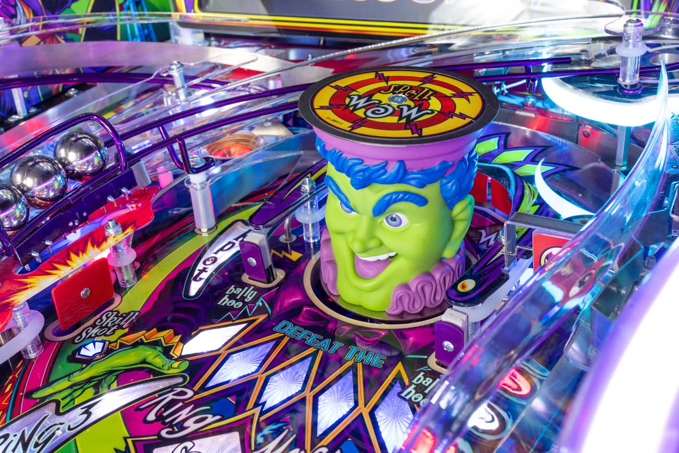 La cabeza parlante del Ringmaster, una de las esculturas del playfield, con su sombrero giratorio "Spell WOW"