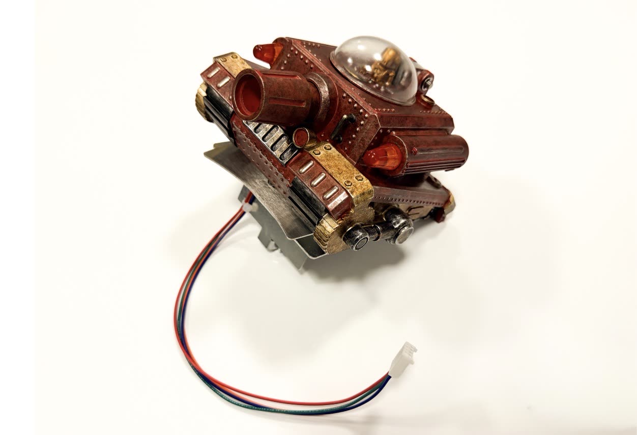 Tanque interactivo fotografiado de forma aislada sobre fondo blanco, mostrando el cableado