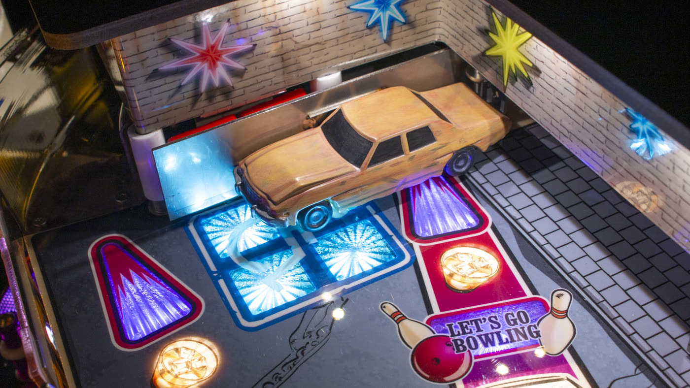 Detalle del bash toy del coche del Dude sobre el playfield