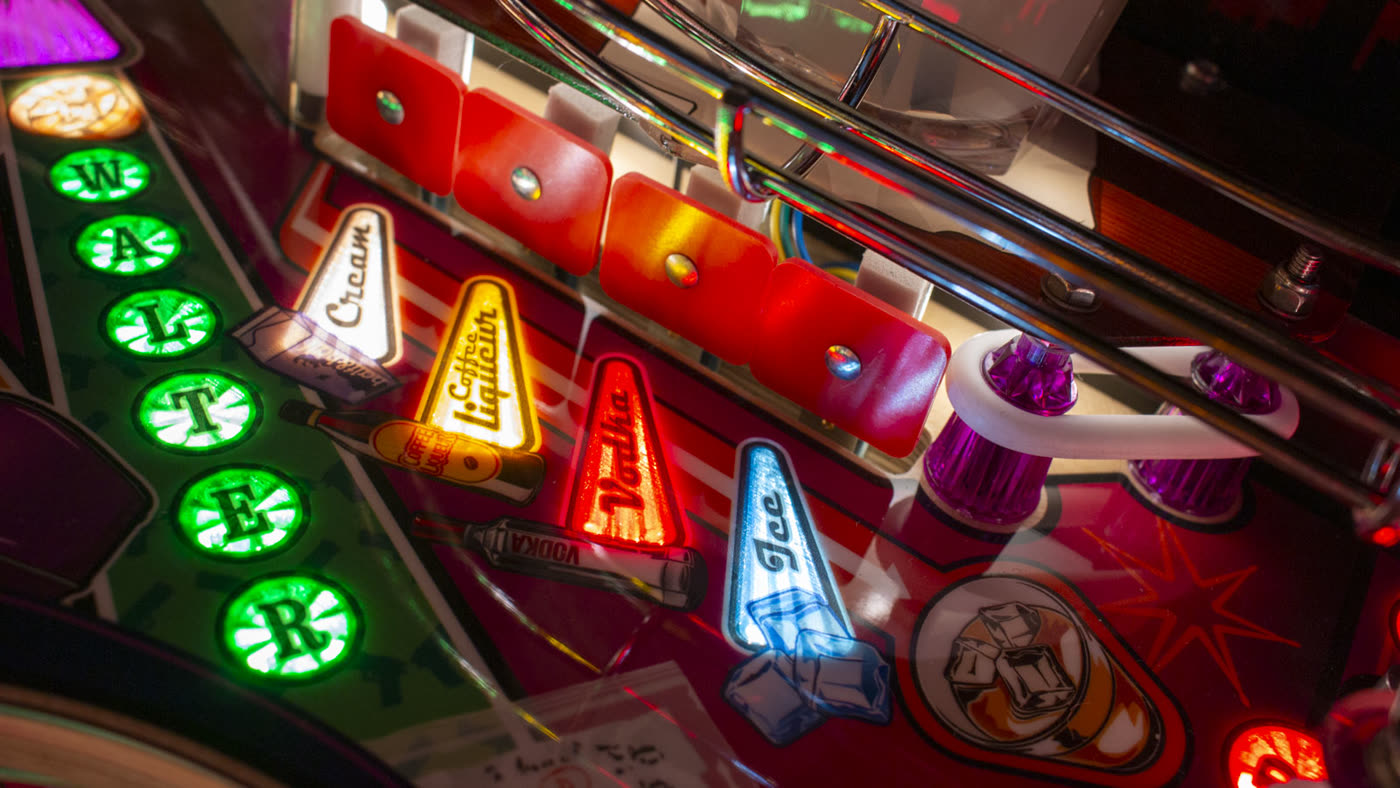 Detalle de los inserts del playfield con los nuevos acentos morados de la edición