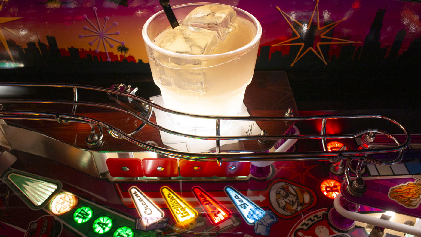 Réplica del White Russian sobre el playfield, uno de los toys temáticos de la máquina