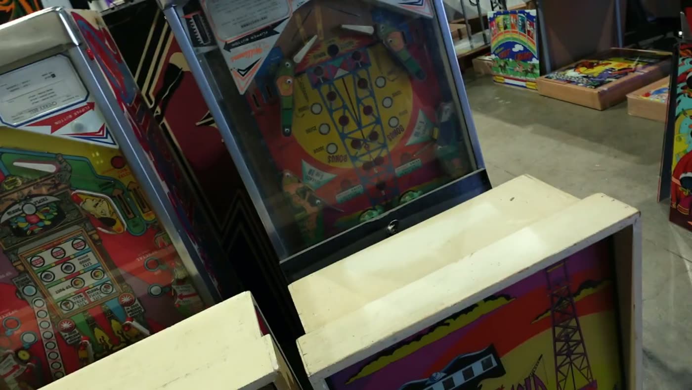 Zona de máquinas electromecánicas clásicas y cristaleras vintage en el área de swap meet