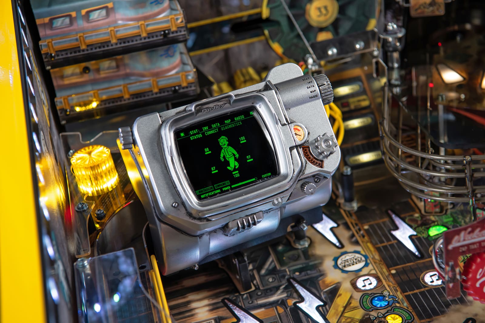 Detalle final del arte de Fallout by Stern Pinball