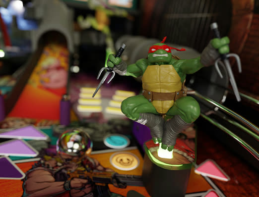 Figura de Raphael montada sobre el playfield de TMNT: Battle in the Sewer