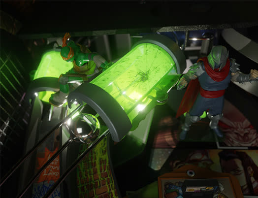 Toy iluminado del bidón de mutágeno, uno de los elementos decorativos del playfield