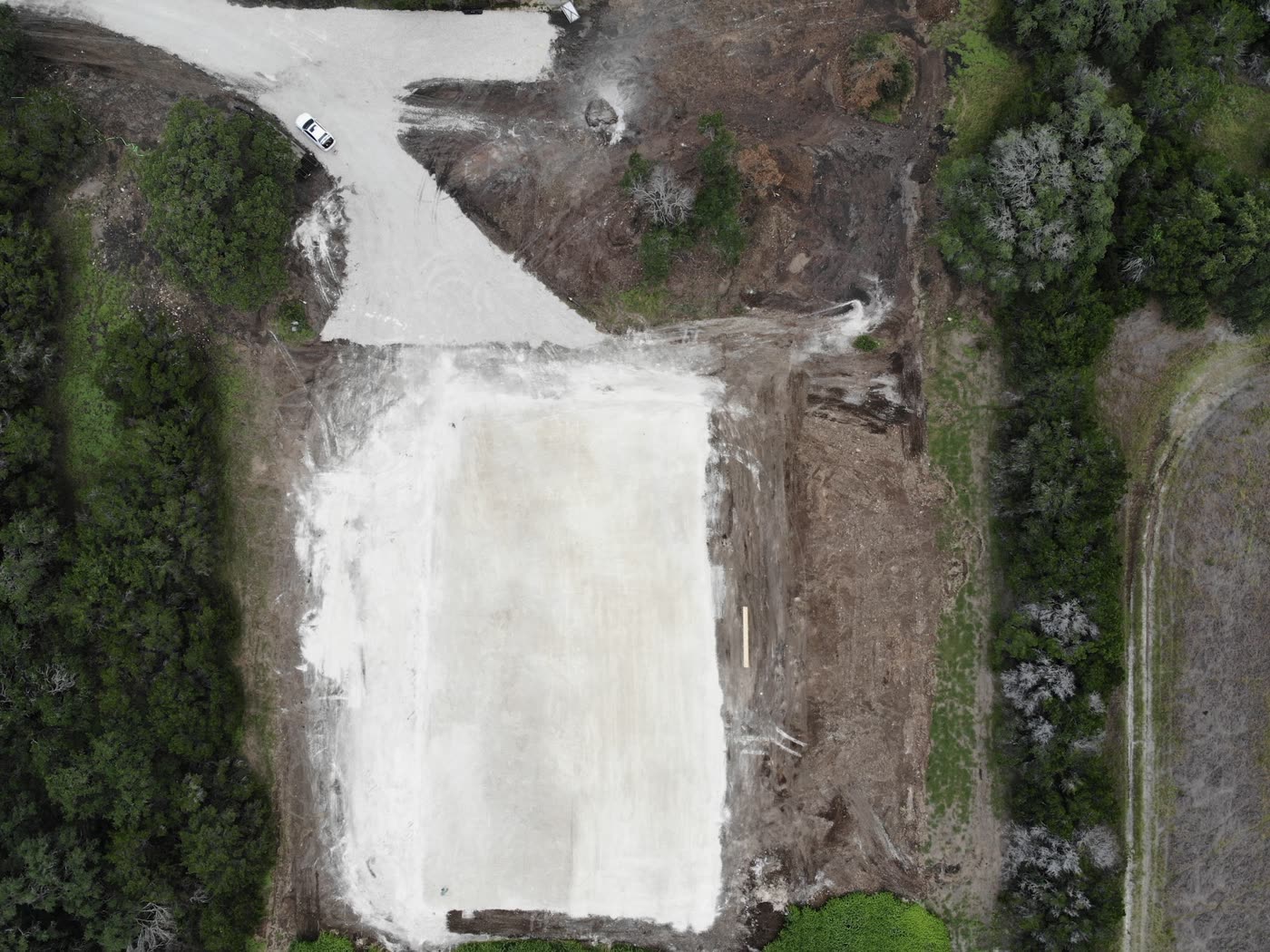 Terreno de la futura fábrica de Turner Pinball tras las labores de desbroce y nivelación inicial