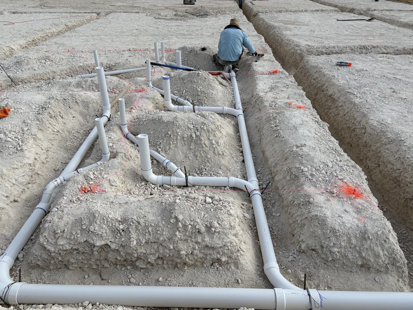Red de tuberías de fontanería instalada en el terreno antes del vertido de la losa de hormigón